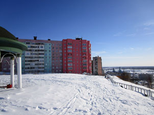 Parque de descanso para verano en el abril. Pueblo Talnakh, distrito urbano de Norilsk, región de Krasnoyarsk.