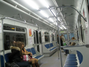 Dentro de un vagón del metro.