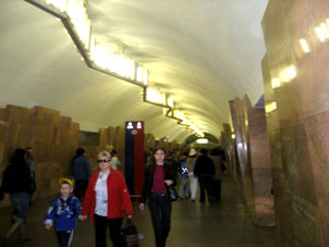 Estación Barrikádnaya de la línea Tagánsko-Krasnoprésnenskaya del Metro de Moscú.