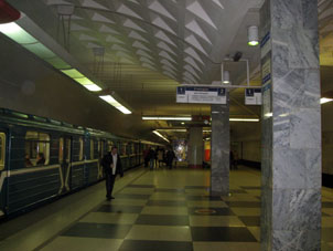 Estación Bratislávskaya de la línea Lyúblinsko-Dmítrovskaya del Metro de Moscú.