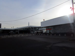 Entrada en la estación Cherkízovskaya. En este edificio del vestíbulo, está almacén de las cosas olvidadas en el metro. Así como hay paso por encima de la superficie terrestre (en galería encristalada) a la plataforma Lokomotiv del Anillo Central de Moscú (МЦК) y a la estación ferrocarril Vostochny.