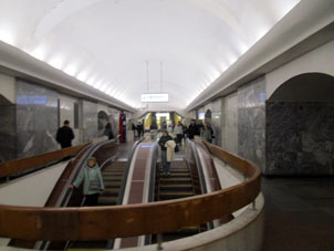 Estación Chístye prudý (Чистые пруды) de la línea Sokólnicheskaya del Metro de Moscú. Paso a la estación Turgénevskaya (Тургеневская) de la Línea Kalúzhsko-Rízhskaya (Калужско-Рижская).