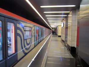 Estación Delovoy centr (Деловой центр) común de la Gran Línea Circular (Tercer Circuito de Transbordo) del Metro de Moscú y de Línea Kalíninsko-Sólntsevskaya (Калининско-Солнцевская) con transbordo a la Línea Filióvskaya (Филёвская) en el mismo conjunto.