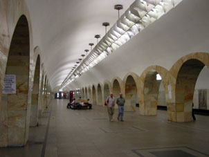 Estación Kuznetski most de la línea Tagánsko-Krasnoprésnenskaya del Metro de Moscú.