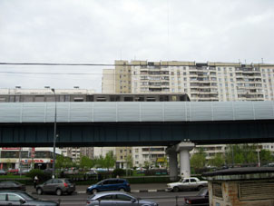 La línea del metro ligera va por el puente en el municipio de Bútovo Sureño de la ciudad de Moscú.