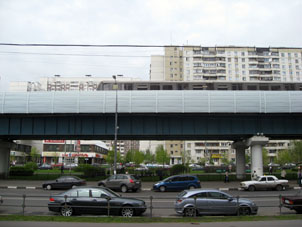 La línea del metro ligera va por el puente en el municipio de Bútovo Sureño de la ciudad de Moscú.