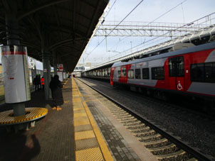 Estación (plataforma) Lokomotiv (Локомотив) del Anillo Central de Moscú (МЦК, ferrocarril urbano) del sistema de transporte urbano de Moscú