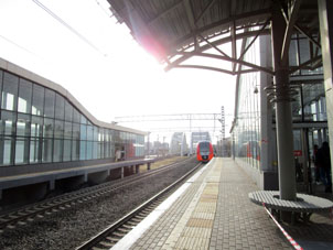 Estación (plataforma) Izmáylovo (Измайлово) del Anillo Central de Moscú (МЦК, ferrocarril urbano) del sistema de transporte urbano de Moscú