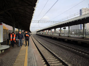 Estación (plataforma) Izmáylovo (Измайлово) del Anillo Central de Moscú (МЦК, ferrocarril urbano) del sistema de transporte urbano de Moscú