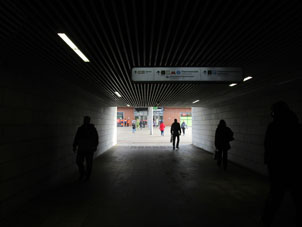 Túnel en la calle para pasar de la plataforma "Izmailovo" a la estación del metro "Partizánskaya (Партизанская)".