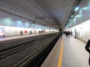 Estación (plataforma) Plóschad' Gagárina del Anillo Central de Moscú (МЦК, ferrocarril urbano) del sistema de transporte urbano de Moscú