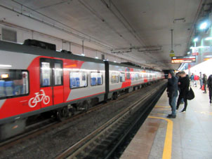 Estación (plataforma) Plóschad' Gagárina del Anillo Central de Moscú (МЦК, ferrocarril urbano) del sistema de transporte urbano de Moscú