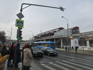 Estación del monocarril VDNKh cerca de la Exhibición de Éxitos de la Economía Nacional.