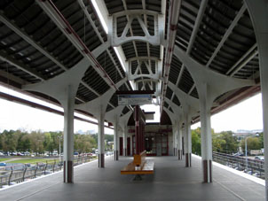 Las estaciones del mono carril tienen techo para proteger a los pasajeros de la lluvia, pero están abiertas para viento y frío.