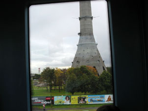 Vista desde el vagón a la Torre de Televisión de Ostánkino.