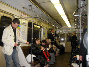 Dentro del vagón del metro.