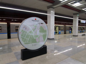 apa esquemático de cercanías de la estación Novomoskóvskaya (Новомосковская) de la línea Sokólnicheskaya del Metro de Moscú en la plataforma de la misma.