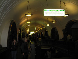 Estación Ploschad' Revolyutsii de la línea Arbatsko-Pokróvskaya del Metro de Moscú