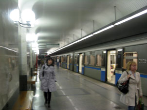 Estación Úlitsa Starokachálovskaya de la línea Bútovskaya (Metro Ligero de Moscú).