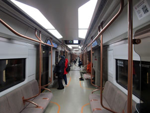 Dentro de un tren nuevo que circula por el Gran Línea Circular (Trecer Anillo de Transbordo).