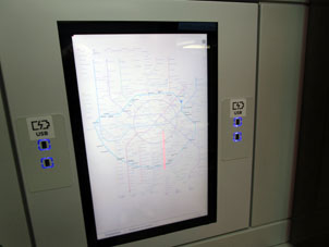 Esquema interactivo del metro con indicación de permanencia actual del tren y recargadores USB.