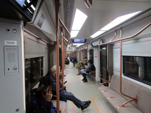 Dentro de un tren nuevo que circula por el Gran Línea Circular (Trecer Anillo de Transbordo).