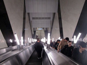 Bajada por la escalera móvil a la estación Vorontsóvskaya de la Gran Línea Circular (Tercer Circuito de Transbordo) del Metro de Moscú.