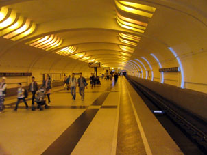 Estación Úlitsa Akadémika Yángelya de la línea Serpukhóvsko-Timiryázevskaya del Metro de Moscú.