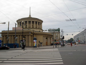 Entrada en la Estación del metro Ploschad' Vosstaniya (Plaza de la Insurrección) cerca de Estación ferrcocarril Moskovski en la ciudad de San Petersburgo.