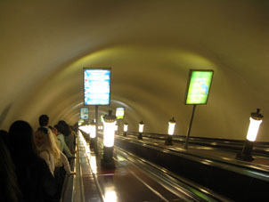Bajada en la Estación del metro Ploschad' Vosstaniya (Plaza de Insurrección).