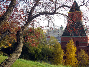 Otoño en el Kremlin (alcázar) de Moscú.
