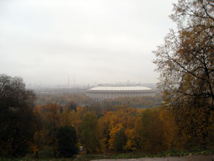Otoño en Moscú, lejos, detrás del río Moscova, se puede ver estadio olímpico (1980) V.I. Lenin