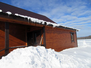 La nieve sobre el tejado comenzó a fundirse y luego congelarse. Así se forman carámbanos.