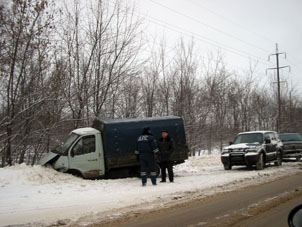 Accidente del tráfico por camino deslizadizo en la autovía M2 entre Moscú y Tula.