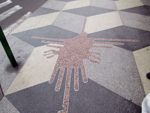 Узор на тротуаре в виде рисунков плато Наска.