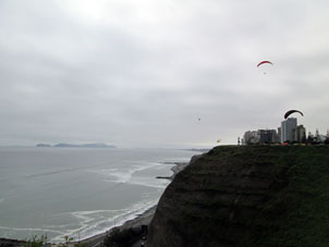 Ещё в Лиме катают на парашютах над Тихим океаном.