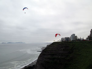 Ещё в Лиме катают на парашютах над Тихим океаном.