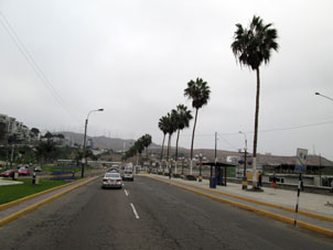 Дорога вдоль Тихого океана в пределах города Лимы.