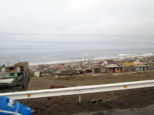 Посёлки на Тихоокеанском побережье застраиваются для пляжного отдыха.