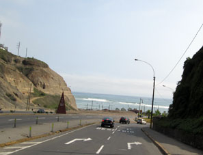Дорога к океану в пределах Лимы.