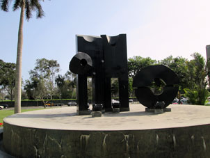 Памятник скульптору Фернандо де Сысло (Szyszlo) в честь его 80-летия.