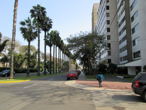 Улица Полковника Портильо в Лиме.