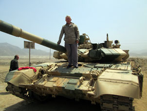 Я на танке Т-90С в пустынном полигоне "Крус де Уэсо (Костяной Крест) в 50 км к югу от города Лимы, столицы Перу, в сентябре 2013 года.