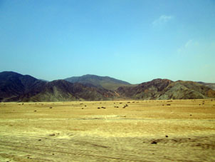 Равнина и горы в пустыне.