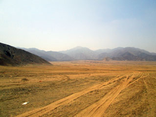 Равнина и горы в пустыне.