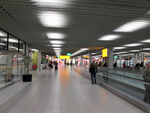 Аэропорт Схипхол представлял из себя просто большой коридор, который соединял все все входы на самолёты и выходы с самолётов, без необходимости переездов на автобусах и электричках из здания в здание.