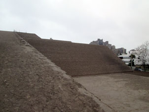 Пирамида Уака Уальямарка в Сан Исидро в Лиме.