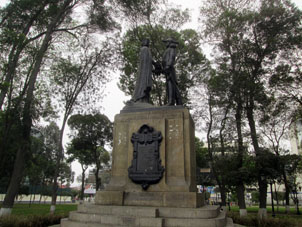 Памятник от города Лимы её освободителю адмиралу Берграссу дю ПетиТуару.