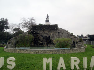 Памятник Сесару Вальехо, перуанскому поэту.