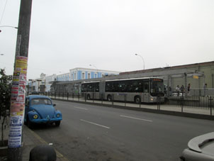 Вот такое метро в Лиме: не на поездах, а на автобусах, которые ходят по выделенным полосам.